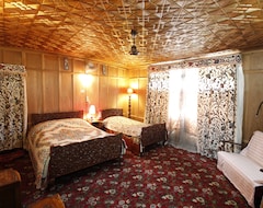 Hotel New Golden Flower Heritage Houseboat (Srinagar, India)