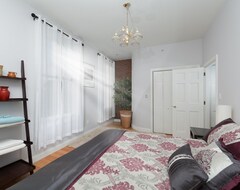 Entire House / Apartment Renovated 2 Bed, Sleeps 6, Brookline Village, Steps To Public Trans, Boston (Brookline, USA)