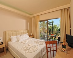 Oasis Beach Hotel - Adults Only (Anissaras, Grecia)