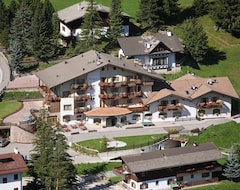 Hotelli Alpine Touring Hotel (Pozza di Fassa, Italia)