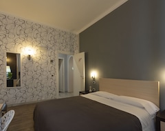 Khách sạn Hotel H Rooms (Napoli, Ý)
