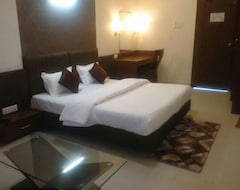 Hotel Dolphin Club (Thane, India)