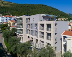 Khách sạn Hotel Eleven (Petrovac, Montenegro)