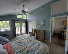 Khách sạn Cozy Lake Chapin House, Two Bedroom, One Bath Quiet Country Setting (Berrien Springs, Hoa Kỳ)