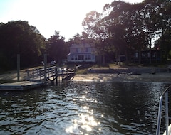 Hotelli Waterfront 2 Story Colonial Home With Beach And Private Boat Dock (Mashpee, Amerikan Yhdysvallat)