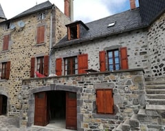 Toàn bộ căn nhà/căn hộ Superb Gites In Peyrusse Cantal With An Old Cantou Stone (Vieillespesse, Pháp)