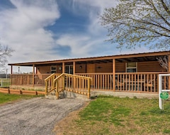 Entire House / Apartment Bartlesville Cabin W/pool, Hot Tub & Trampoline! (Bartlesville, USA)