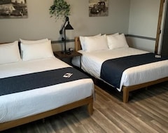 Hotel Group Vacation! 3 Queen Units, Breakfast, Pet-friendly, Parking! (Dillon, USA)