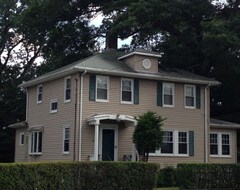Hele huset/lejligheden Jacaranda. A Comfortable, Secure Two-story Colonial. Whole House (Milton, USA)