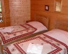 Hotel Chalet Sauterelles - Foosteps to Ski Slopes and Les Gets lake, 4 Bedrooms, Amazing View (Les Gets, France)