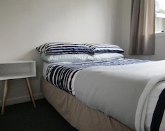 Hotel Millers Flat Holiday Park (Collingwood, New Zealand)