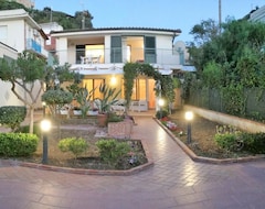 Casa/apartamento entero luminosa villa a 50 metros del mar, con un gran jardín, barbacoa, parking, wi-fi fre (Alcamo, Italia)