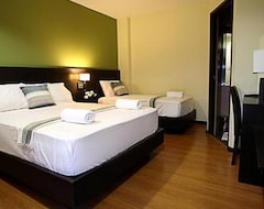 Hotel Lorenzzo Suites (Makati, Philippines)