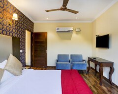 Hotel Redwood Resort (Chandigarh, India)