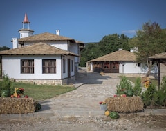 Khách sạn Ethnocomplex Krivini (Dolni Chiflik, Bun-ga-ri)