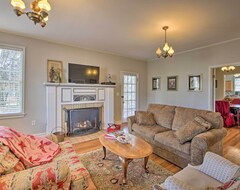 Cijela kuća/apartman New! Delightful Retreat W/ Fireplace + Large Yard! (Murfreesboro, Sjedinjene Američke Države)