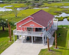Toàn bộ căn nhà/căn hộ Newly Renovated Beach House With Incredible Marsh And Creek Views - Pet Friendly (Oak Island, Hoa Kỳ)