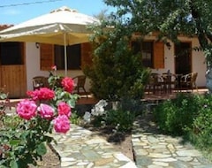 Otel Holiday Rooms (Otzias, Yunanistan)