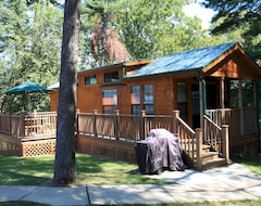 Campingplads Circle M Camping Resort Screened Park Model 27 (Lancaster, USA)
