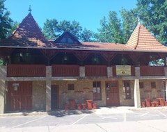 Khách sạn Kiskastély Fogadó-Étterem (Füzesgyarmat, Hungary)