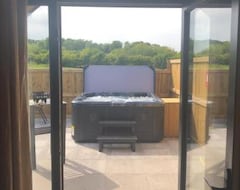 Hotel Superior Glamping Pod With Hot Tub (Chester, United Kingdom)