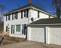Entire House / Apartment Lower Unit Of Duplex On N. Main St. Shawano Next To Huckleberry Harbor @ Channel (Shawano, USA)