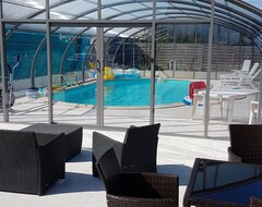 Hele huset/lejligheden Guesthouse, Indoor Swimming Pool Heated Since July 2015, And Wi-Fi (La Pernelle, Frankrig)