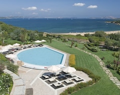 Khách sạn L'Ea Bianca Luxury Resort (Baja Sardinia, Ý)