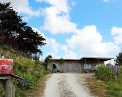 Entire House / Apartment Stylish modern bach with rural and water views (Paparoa, New Zealand)