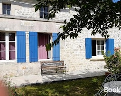 Toàn bộ căn nhà/căn hộ Les Volets Bleus (Saint-Martial-de-Vitaterne, Pháp)