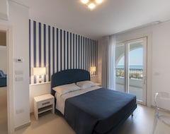 Căn hộ có phục vụ Sea View Two-room Apartment With Large Balcony (Tortoreto, Ý)