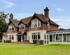 The Maple Manor Hotel And Guest Holiday Parking (Crawley, United Kingdom)