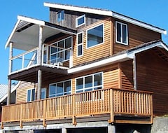 Serviced apartment Orca Lodge (Sointula, Canada)