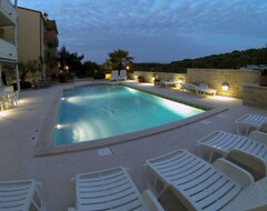 Toàn bộ căn nhà/căn hộ Apartment Near The Sea With Swimming Pool (Premantura, Croatia)