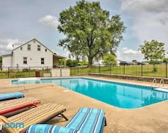 Entire House / Apartment Charming Berger Apt On 42-acre Farm With Pool Access (Berger, USA)