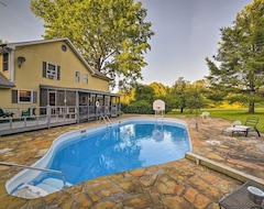 Toàn bộ căn nhà/căn hộ Private Dayton Home With Pool And Deck On 37 Acres! (Dayton, Hoa Kỳ)