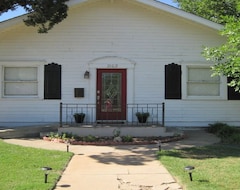 Entire House / Apartment New Listing Walk To Historic Downtown Square, Wtamu, And More! (Canyon, USA)