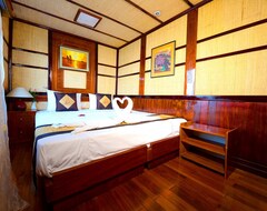 Hotel Halong Silversea Cruise (Hong Gai, Vietnam)