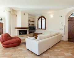 Otel Beautiful 4 Bed House In Urbino In The Marche (Urbino, İtalya)