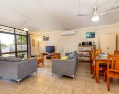 Tüm Ev/Apart Daire Pet Friendly Lowset Home With Room For A Boat, Wattle Ave, Bongaree (Bribie Island, Avustralya)