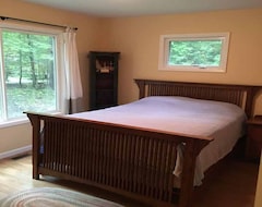 Entire House / Apartment Cottage By The Lake 3br/2ba Good Hart Cottage (Harbor Springs, USA)