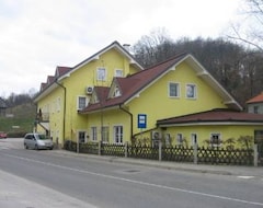 Otel Senica (Brestanica, Slovenya)