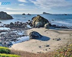 Entire House / Apartment Sinatras Beyond The Sea- Short Walk To Ocean! (Crescent City, USA)