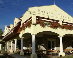 Hotel Huszár Panzió és Étterem (Sárospatak, Hungary)
