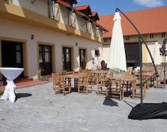 Hotel Lony (Mochov, Czech Republic)
