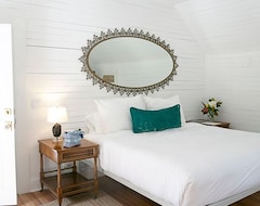 Room 4/ Farm House- The Frenchie Boutique Hotel (Round Top, USA)