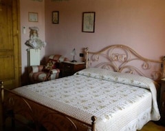 Bed & Breakfast La Scuderia Charming Rooms (San Paolo Solbrito, Ý)