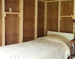 Hotel Rustic Cozy Sleeping Hut - Two Twin Beds (Emily, USA)