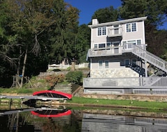 Entire House / Apartment Large Family House Over The Lake (West Milford, USA)
