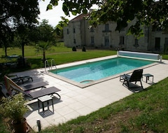 Otel Domaine de Bourgville (Monts-sur-Guesnes, Fransa)